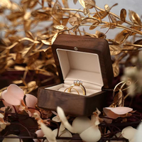 Boîte à bijoux carrée de luxe haut de gamme en cuir écologique avec doublure noire, moderne, pour ranger les bagues
