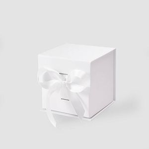 Boîte cadeau en papier kraft de luxe en gros, boîte d'emballage magnétique avec ruban - Product Image 1