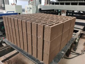 Machine à briques autobloquantes HF18 Hongfa, automatique, fabriquée à partir de matériaux bruts en béton, ciment et pierres concassées - Product Image 4