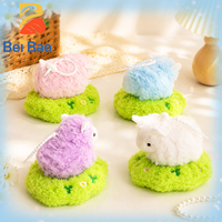 Porte-clés en peluche mouton Kawaii de 4 pouces avec logo personnalisé, marque privée, jouet en peluche agneau super doux, breloque de sac avec base en herbe