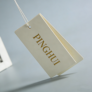 Étiquettes suspendues en papier plié avec estampage à chaud or, personnalisées pour vêtements, marque de vêtements sur mesure - Product Image 3