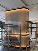 Lampadaire de luxe moderne en cristal K9, séparateur de pièce, cadre métallique, écran en verre texturé, taille personnalisable pour projets hôteliers et villas