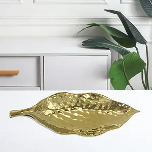 Kuiltje Ontwerp Keramische Aardewerkbak Met Glanzende Gouden Kleur Voor Huisdecoratie Of Kerstfeest Elegante Kaarsstandaard