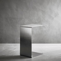Minimalistischer C-förmiger Beistelltisch aus Edelstahl im italienischen Stil, leichter, luxuriöser, schlichter Wohnzimmer-Couchtisch, rechtwinkliger Eckentisch