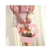 Vente en gros Emballage de boîtes cadeaux à fleurs roses en forme de cœur Boîte à fleurs pour bouquet de savon de rose biodégradable avec dossier en ruban