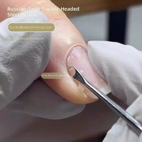 Pousse-cuticules en acier inoxydable de style russe à double extrémité avec têtes angulaires pour enlever en douceur les cuticules sans endommager la plaque de l'ongle