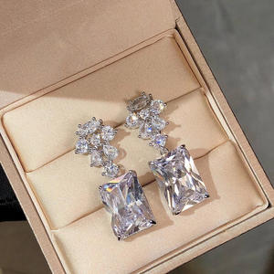 Orecchini pendenti da donna Sxpx con cristalli, in argento 925 placcato oro bianco, a forma di corona, gioielli classici da sposa con montatura a griffe - Product Image 3