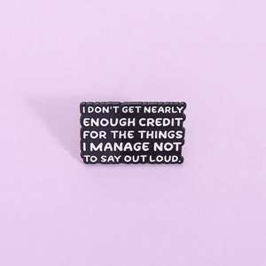 Pin de esmalte con citas sarcásticas, de aleación de zinc fundido, con baño de níquel negro, con la frase 'No obtengo casi suficiente reconocimiento por las cosas que hago'. - Product Image 1