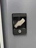 Coffre à outils robuste en acier laminé à froid de 707 mm de large à 5 tiroirs, panneau latéral perforé, système de verrouillage centralisé, 4 pièces robustes OEM