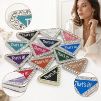 Charm con Logotipo Triangular Personalizado, Borde de Cristal, Centro Esmaltado con Monograma de Letras, 13 Opciones de Color, Etiqueta con Diseño de Logotipo