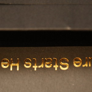 Sacs en papier alimentaire personnalisés imprimés sur toute la surface, en carton noir de haute qualité, laminés avec film doré, gaufrés/découpés, fournis directement par l'usine - Product Image 3