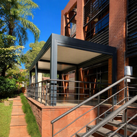Pergola motorisée à télécommande avec écran zébré rétractable et lames en aluminium pour piscine, villa de luxe, terrasse de complexe hôtelier