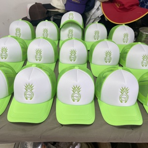 Gorra Trucker de Espuma Personalizada Doguan con Cierre a Presión, Logotipo Deportivo, Marrón y Gris, Gorra de Malla de 5 Paneles con Bordado 3D - Product Image 2
