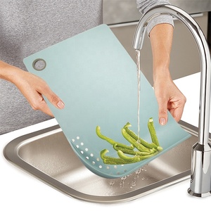 <span class=keywords><strong>Planche</strong></span> à découper en plastique antidérapante et fine, multifonctionnelle, <span class=keywords><strong>avec</strong></span> fonction de suspension pour viande et pain, et <span class=keywords><strong>passoire</strong></span> intégrée. - Product Image 4