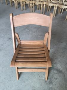 <span class=keywords><strong>Location</strong></span> de chaises de banquets pliantes en plastique PP résine aspect bois brun pour banquet et repas - Product Image 2