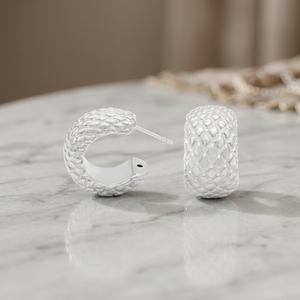 Boucles d'oreilles créoles légères en argent texturé, motif 3D, bijoux de mode, vente en gros, argent 925, texture maille, forme ronde en C, minimaliste - Product Image 1