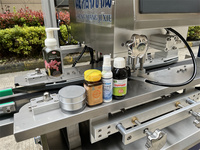 Máquina automática de sellado de tapado giratorio en línea con tornillo de tapa superior de botella de plástico para mascotas para tarros de plástico y taponadora de husillo