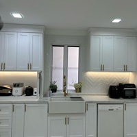 Ensembles de meubles de cuisine modulaires intelligents de luxe et modernes avec finition en stratifié marbre, évier en MDF, robinet, charnières et paniers de rangement