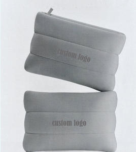 กระเป๋าเครื่องสำอางแบบคล้องมือบุนวมกันน้ำลายควิลท์สีเทา ทำจากนีโอพรีน พร้อมโลโก้สั่งทำ - Product Image 2