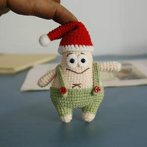 手かぎ針編みのクリスマスパトリックスターぬいぐるみ、スポンジボブホリデーアミグルミ、サンタハットピンクヒトデ、お祝いアニメ収集可能ギフト - Product Image 6