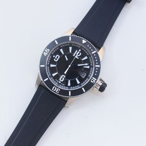 นาฬิกาแฟชั่นผู้ชายคุณภาพสูง ดีไซน์ทันสมัย วัดความเร็วได้ แสดงวันที่ สายยาง ตัวเรือนเรืองแสง - Product Image 3