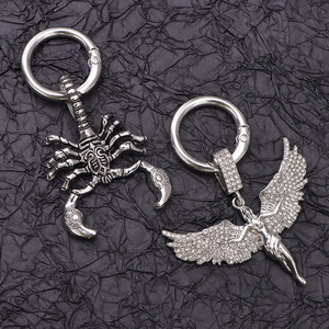 Botas Martin con Adorno de Escorpión Alado Metálico, Color Negro, Invierno 2024 - Product Image 4