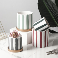 Planteur nordique moderne en céramique, nouveaux pots de fleurs de cactus, design rayé multicolore, à l'intérieur, avec plateau