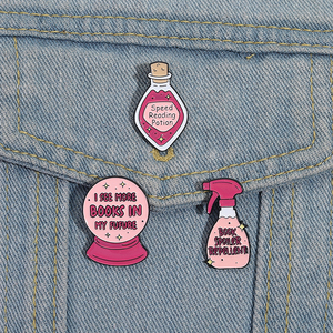 Broches de Esmalte para Amantes de los Libros, Diseño de Spray Mágico, Insignias para Mochila y Solapa, Joyería Divertida, Regalo para Amigos - Product Image 1