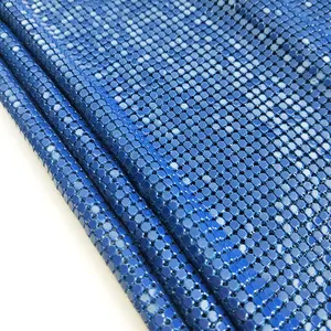 セクシーなファッションチェーンメイルドレストップスのための光沢のある青いメートル法の柔軟な真鍮スパンコールメタルメッシュ生地
