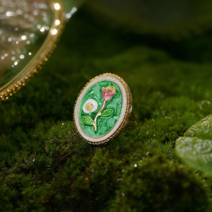 แหวนแฟชั่น สแตนเลสสตีล 316L ชุบทอง PVD  ลายดอกไม้เคลือบสีเขียว รูปทรงวงรี - Product Image 3