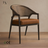 Fauteuil moderne de haute qualité avec coussin en cuir, dossier en osier et structure en chêne pour salle à manger ou mobilier d'hôtel