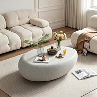 Table basse en fibre de verre en forme de galet avec finition effet béton