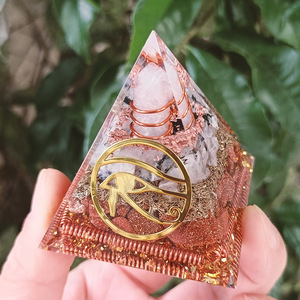 Pyramide en résine époxy avec cristaux de pierre, ornement de bureau, design œil d'Horus, décoration d'aquarium, cadeau - Product Image 4