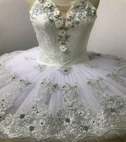 Les filles professionnelles effectuent le ballet TUTU-22 Costumes Nouveau tissu Jacquard blanc avec un design attrayant à crochets et yeux