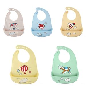 Bavoirs pour bébé personnalisés en gros, bavoirs d'alimentation imperméables pour bébé, bavoirs en silicone souple écologiques avec récupérateur de miettes - Product Image 6