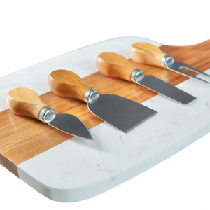 Plateau à charcuterie rectangulaire personnalisé, 4 outils, 100% écologique, cadeau unique, propriétaire de la maison, plateau de service en bois d'acacia et de marbre - Product Image 3