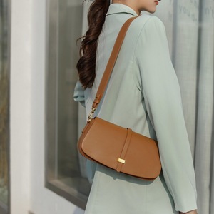 กระเป๋าสะพายไหล่ทรงอานม้าหนังแท้ดีไซน์เฉพาะตัวสำหรับผู้หญิง ปี 2022 รุ่นใหม่ พร้อมตัวล็อคแบบ Hasp - Product Image 1