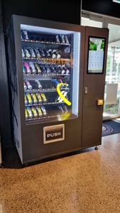 آلة لبيع الأطعمة والمشروبات مزودة بشاشة لمس 21 بوصة مع مجمد لبيع الأطعمة والمشروبات مع رمز استجابة سريع - Product Image 4