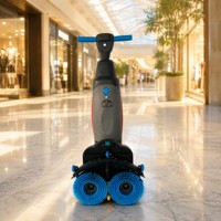 Nettoyeur de sols compact avec une autonomie de 1,2 à 1,5 h et une utilisation facile pour le nettoyage des allées des supermarchés