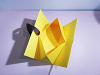 Boîtes triangulaires pliables en carton avec impression couleur ; Carton blanc 350g avec ruban et nœud ; Boîte cadeau triangulaire