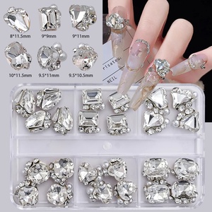 Strass en verre transparent à 6 compartiments, diamants de luxe en forme de cœur et carrés, pierres scintillantes pour ongles, design DIY artificiel - Product Image 1