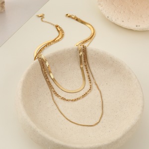 Alison Jewelry Nueva Moda Cadenas de Acero Inoxidable Chapadas en Oro de 18K de Alta Calidad con Piedra Geométrica Hueca y Esmalte, Elegantes para Fiestas - Product Image 6
