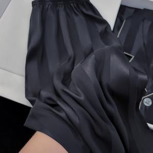 <span class=keywords><strong>Pigiama</strong></span> da <span class=keywords><strong>uomo</strong></span> <span class=keywords><strong>nero</strong></span> personalizzato primavera e autunno vestiti per la casa a manica lunga in seta per il compleanno del ragazzo Set di pigiami in raso - Product Image 4