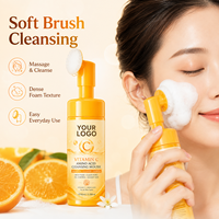 Mousse nettoyante éclaircissante à la vitamine C et aux acides aminés avec brosse en silicone souple 150ml, contrôle du sébum, logo personnalisé