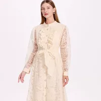 Robe élégante à manches longues et coupe ajustée en polyester uni pour les occasions d'automne en abricot et blanc