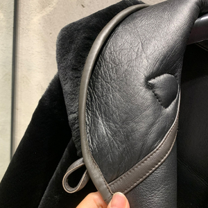 Veste Courte <span class=keywords><strong>Femme</strong></span> Noire en Peau de Mouton avec Boucle, <span class=keywords><strong>Capuche</strong></span> et Bordure en Cuir, Manteau d'Hiver - Product Image 3