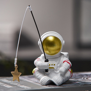 Figura de astronauta pescando estrellas de resina, decoración creativa para el hogar, regalo de cumpleaños, adorno para dormitorio - Product Image 1