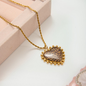 Collier pendentif imprimé léopard en forme de cœur, plaqué or, en acier inoxydable, bijou à porter au quotidien pour femme - Product Image 4