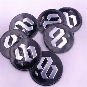 Étiquette de vêtement en silicone NFC personnalisable et lavable populaire 2025 avec puce NFC Tag424 - Product Image 2