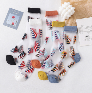 Chaussettes transparentes en soie de verre à motif floral papillon personnalisées OEM pour femmes, chaussettes d'été en maille transparente avec logo personnalisé - Product Image 6